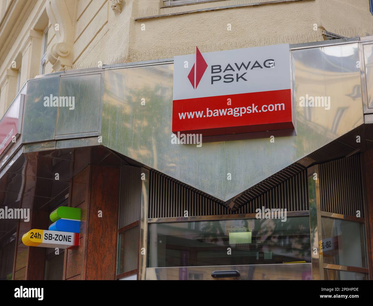 Wien, Österreich - 7. August 2022 : Fassade der BAWAG P.S.K. ist eine der größten Banken Österreichs. Name stammt aus der Abkürzung Bank Arbeit und Wirtschaft AG, Eigentümer des österreichischen Gewerkschaftsbundes. Stockfoto