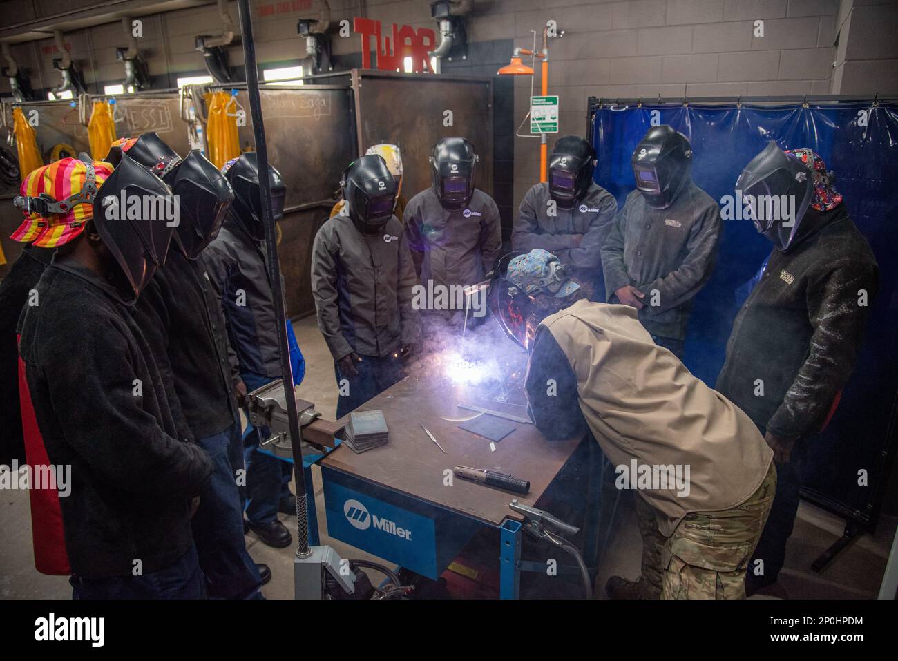 230119-N-ZM469-008 STENNIS RAUMFAHRTZENTRUM, MISS. -- Experten der nationalen Sicherheitskräfte der Partner, die am Kurs „Naval Small Craft Instruction and Technical Training School“ (NAVSCIATTS) Semester 23-2 Technische Schweißarbeiten und angewandte Reparaturen (TWAR) teilnehmen, beobachten die vom leitenden Ausbilder durchgeführten Schweißtechniken. TWAR ist ein achtwöchiger Unterrichtskurs, der dem Personal der Foreign Security Force die spezielle Ausbildung vermittelt, die erforderlich ist, um die strukturelle Integrität von Stahl-, Aluminium- und Glasfaserkörpern und -Komponenten wiederherzustellen. Die Teilnehmer führen die Wartung auf Werksebene durch Stockfoto