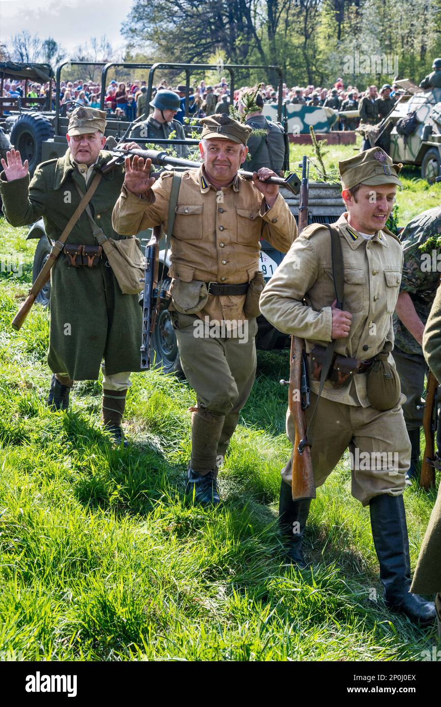 Nachspieler polnischer Militäruniformen, bei der Nachstellung der Schlacht von WW2, Jelenia Gora, Niederschlesien, Polen Stockfoto