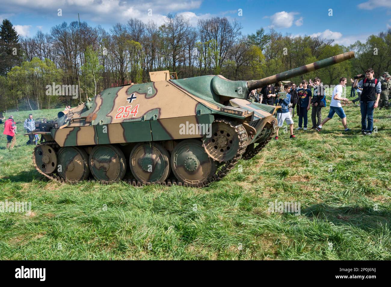 Jagdpanzer 38 Hetzer, deutscher Panzerzerstörer, Zuschauer, nach Nachstellung der Schlacht von WW2, Jelenia Gora, Niederschlesien, Polen Stockfoto