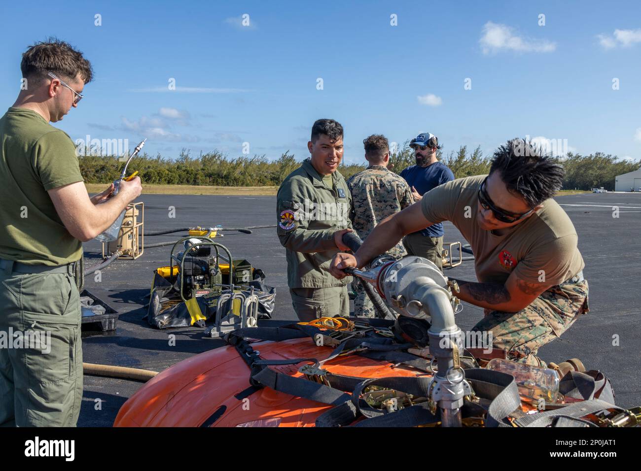 USA Marines mit 3. Marine Aircraft Wing (MAW) überwachen Treibstofftransportausrüstung während einer von der Luftfahrt gelieferten Bodenbetankungsübung im Atlantic Undersea Test and Evaluation Center, North Andros, Bahamas, 28. Januar 2023. Diese Übung zeigt die Fähigkeit des 3. MAW, das Betanken am Boden schnell und effizient durchzuführen, unabhängig vom Standort. Die MV-22B Ospreys verfügen über die Kapazität, die Ausrüstung und Materialien zu transportieren, um vordere Bewaffnungs- und Tankstellen in vorwärts ausgesetzten Umgebungen einzurichten, und unterstützen damit die Fähigkeiten der Marine Air-Ground Task Force für fortgeschrittene Basisoperationen. Stockfoto