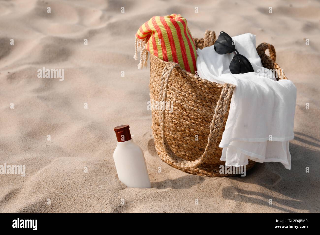 Strandtasche, Handtuch, Decke, Sonnenbrille und Sonnencreme auf Sand, Platz  für Text Stockfotografie - Alamy