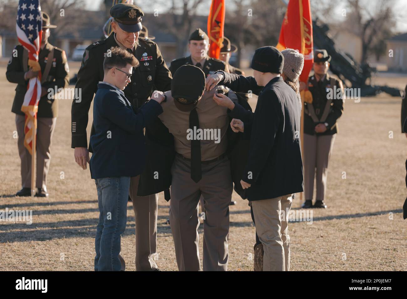 Brigg. General Shane P. Morgan hat das Feld übernommen, um offiziell den Rang eines Brigadegenerals zu übernehmen. Er wurde von seiner Frau Katy und ihren Kindern Brielle, Brenden und Foster sowie seinem 36-jährigen Mentor im Ruhestand von Oberst Richard Spaulding festgehalten. Morgans Schwiegervater Lee Shea überreichte ihm während seiner Beförderungszeremonie am Freitag, den 27. Januar, in Fort Sill seinen General Officer Gürtel. Stockfoto