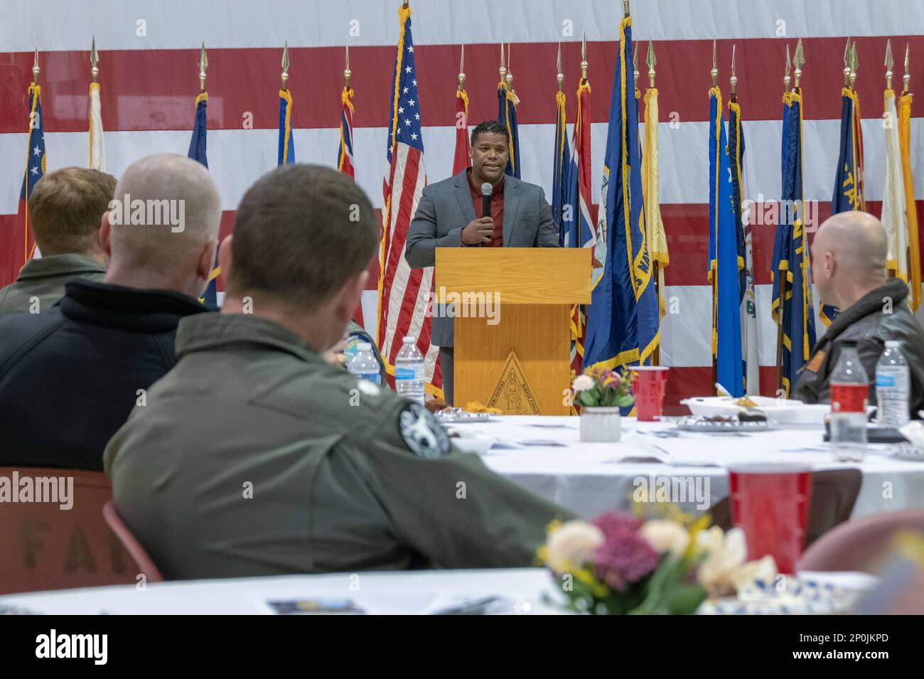 230217-N-MR862-420 TINKER AFB, OKLAV. (17. Februar 2023) Gastredner im Strategic Communications Wing (SCW) 1 ‚TACAMO‘ Black History Month Observation Event Marlin T. James, stellvertretender Vizepräsident der Langston University, unterrichtet Seeleute über Zweck und Bedeutung des Black History Month im Center for Naval Aviation Technical Training (CNATT), Detachment Tinker, Hi Bay 17. Februar 2023. SCW-1 ist ein Mieterkommando am Luftwaffenstützpunkt Tinker, der die nationale Sicherheit durch Abschreckung gegen gegensätzliche nukleare Ambitionen sicherstellt. Stockfoto