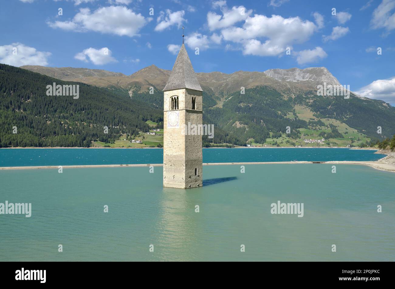 Berühmte versunkene Kirche im Reschensee, Vinschgau, Südtirol, Italien Stockfoto