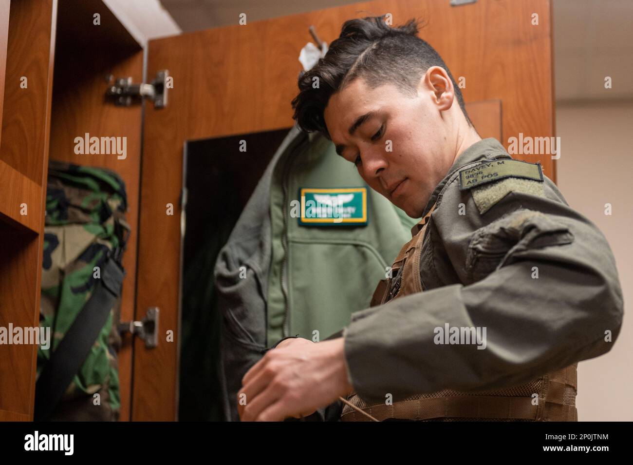 USA Air Force 1. LT. Michael Davey, 25. Fighter Squadron A-10C Thunderbolt II Pilot, dons Flugausrüstung, bevor er an einer Next Generation Aircrew Protection (NGAP) Evaluierung am Osan Air Base, Republik Korea, teilnahm, 18. Januar 2023. Die Bewertung besteht aus Verfahren, die sicherstellen sollen, dass das fliegende Personal über eine angemessene chemische, biologische, radiologische und nukleare (CBRN) Schutzausrüstung verfügt, und die Taktiken, Techniken und Verfahren bewerten, die zur Abwehr neu auftretender Bedrohungen bei gleichzeitiger Aufrechterhaltung der menschlichen Höchstleistung eingesetzt werden. Stockfoto