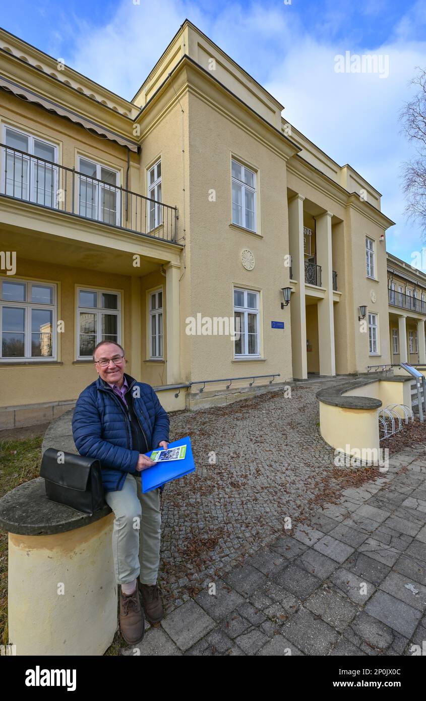 PRODUKTION - 14. Februar 2023, Brandenburg, Eisenhüttenstadt: Bernd Geller, Fotograf und Stadtführer, steht vor einem Gebäude, das zu Zeiten der DDR ein Kindergarten war und heute das Museum Utopia and Daily Life - Everyday Culture and Art in der DDR beherbergt. Eisenhüttenstadt ist seit Jahren ein Mekka für architektonisch interessierte Besucher. Die ersten drei Wohnkomplexe aus den 1950er und 1960er Jahren gelten als eines der größten Wahrzeichen Deutschlands. Sie werden auch immer wieder als Filmset verwendet, und Führungen durch die Stadt zu den Drehorten sind gefragt. Foto: Patrick Pleul/ Stockfoto