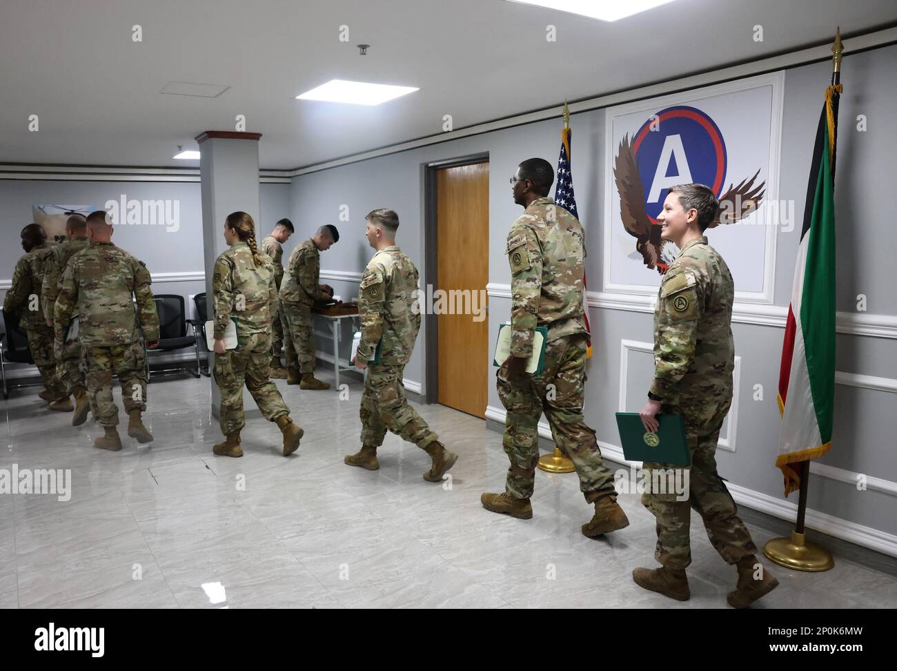 Area Support Group - Kuwait feiert das Ende einer Tour für Dutzende von Soldaten der Georgia National Guard, die seit neun Monaten in der Einheit dienen und sich nun für die Abreise bereit machen. Soldaten erhalten einzeln Meritorious Service Medals, Army Commendation Medals oder Army Achievement Medals von LT. Colonel Chris Nohle, BSB Commander, ASG-KU und Kommandosgt. Major Leon Black, NCOIC, ASG-KU, in Camp Arifjan, Kuwait, 3. Januar 2023. Stockfoto