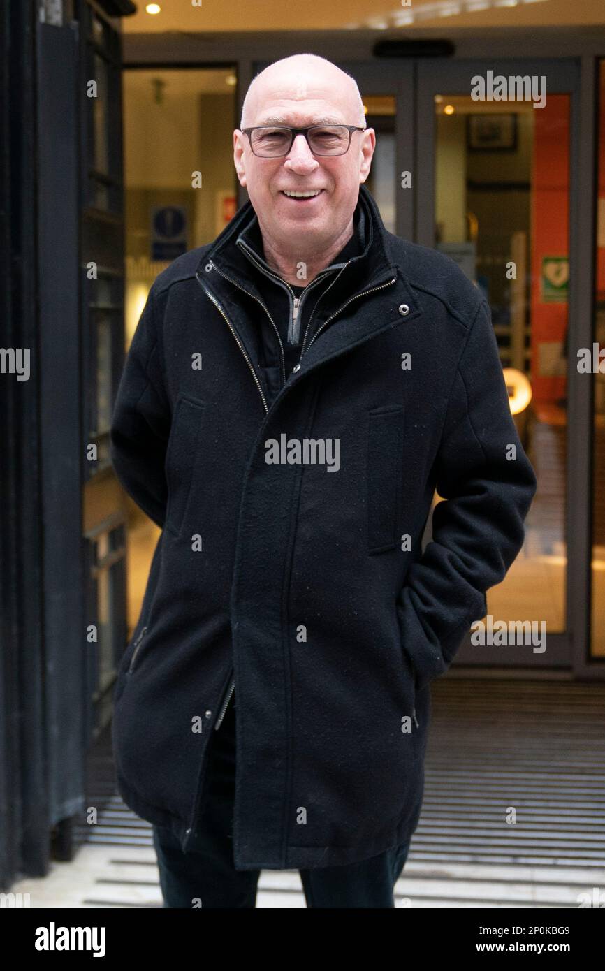 Der schottische Sendeanstalter Ken Bruce vom BBC Wogan House, London, präsentierte an seinem letzten Tag seine BBC Radio 2 Show, die er seit 31 Jahren moderiert. Foto: Freitag, 3. März 2023. Stockfoto