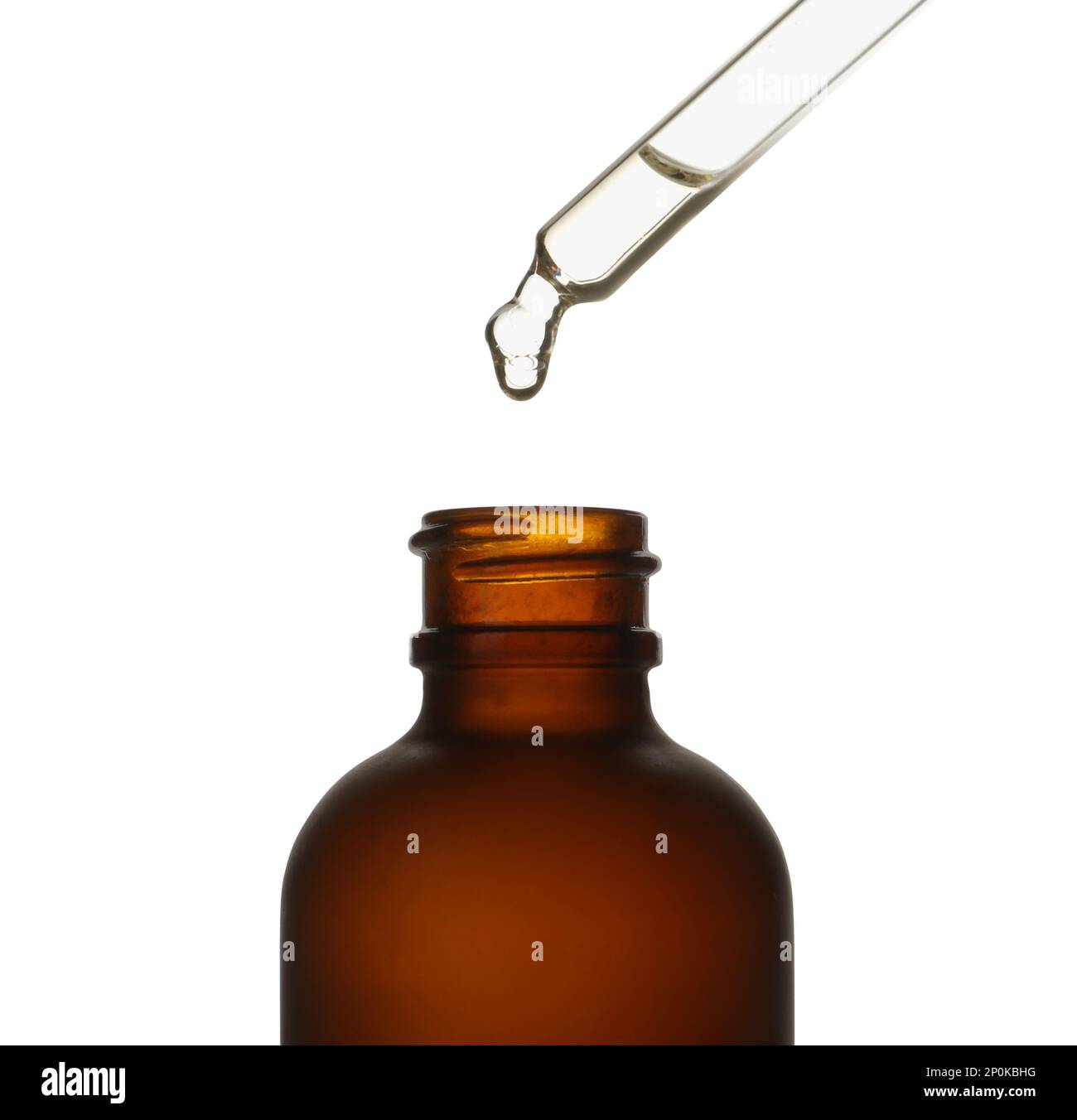 Tropfendes Öl aus der Pipette in eine Glasflasche, isoliert auf einer weißen Verschließung Stockfoto