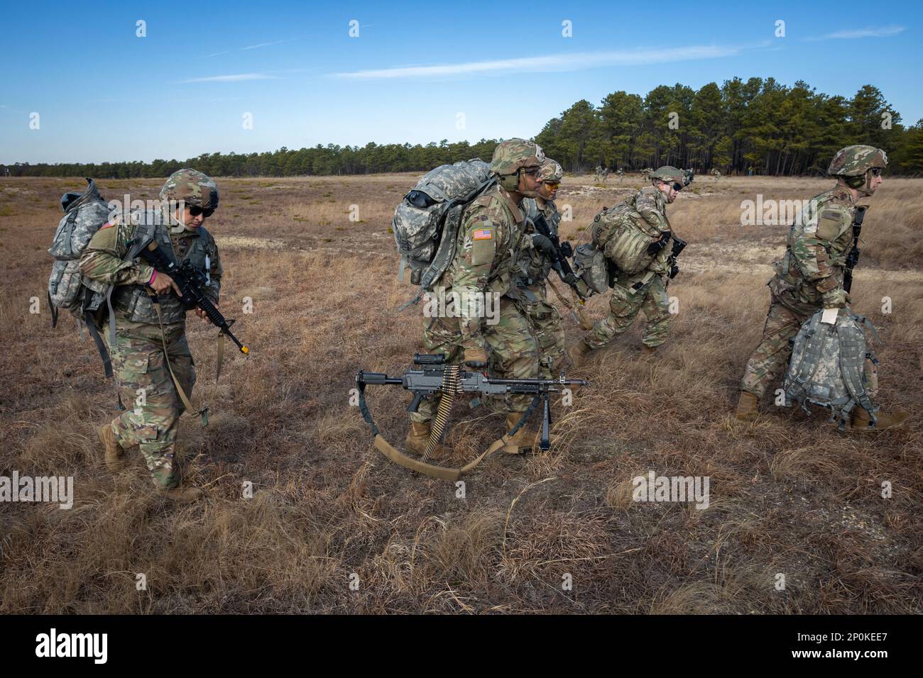 USA Armeesoldaten mit 1. Bataillon, 114. Infanterie-Regiment, 44. Infanterie-Brigade-Kampfteam, New Jersey Army National Guard, gehen bei einem Luftangriff auf Joint Base McGuire-Dix-Lakehurst, New Jersey, 10. Februar 2023 an die Baumgrenze. Mehr als 350 Soldaten des Bataillons nahmen an einem Luftangriff und einer Feldübung Teil, um die Rotation der Einheit zum Joint Readiness Training Center in Fort Polk, Louisiana, im weiteren Verlauf dieses Jahres vorzubereiten. Stockfoto