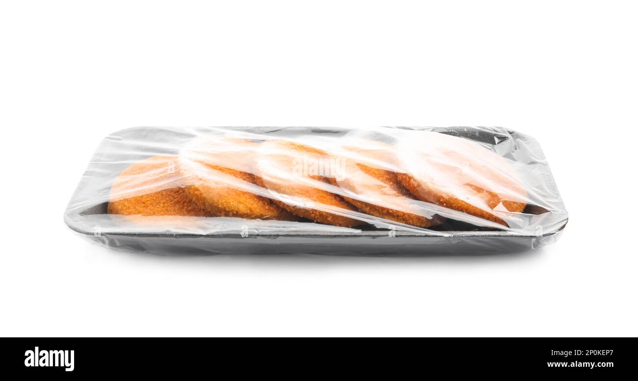 Ungekochte panierte Schnitzel auf weißem Hintergrund. Frisch gefrorenes Halbfertigprodukt Stockfoto