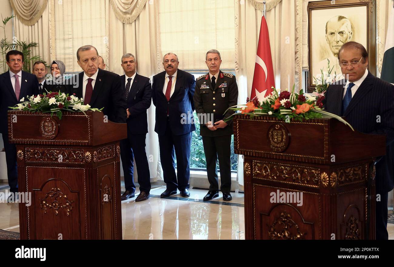 Pakistan's Prime Minister Nawaz Sharif, right, and Turkey's President Recep Tayyip Erdogan speak to the media during a joint news conference after their talks, in Islamabad, Pakistan, Thursday, Nov. 17, 2016. Erdogan is in Pakistan for a two-day official visit. (Kayhan Ozer, Presidential Press Service, Pool photo via AP) Stockfoto