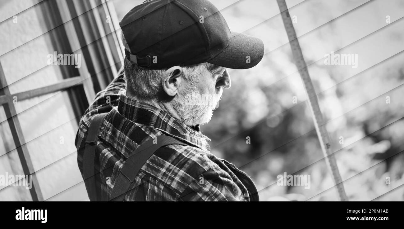 Leitender Mechaniker, der Maßband nimmt, geometrisches Muster Stockfoto
