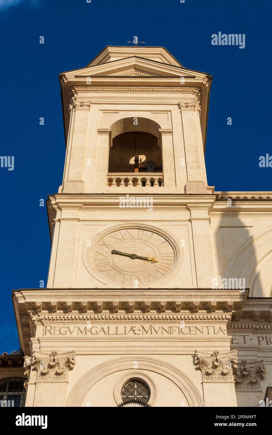 Religiöse Architektur in Rom. Zweier Glockenturm mit Uhr der Renaissancekirche Trinità dei Monti, auf der berühmten Spanischen Treppe Stockfoto