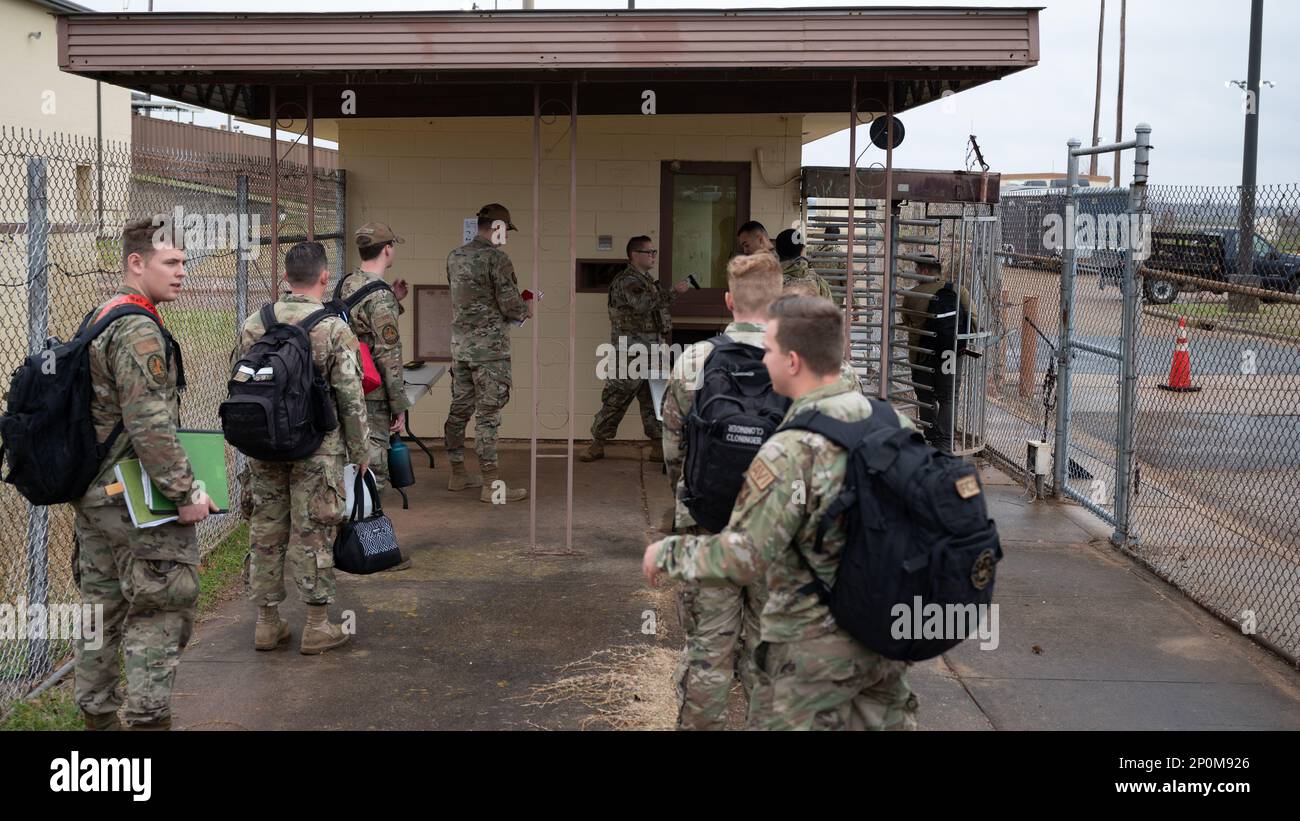 Barksdale Airmen durchqueren während des Trainings Bayou Vigilance am Luftwaffenstützpunkt Barksdale, La., 18. Januar 2023 einen Zutrittskontrollpunkt (Entry Control Point, ECP). ECPs tragen dazu bei, die Sicherheit des gesamten Personals an der Fluglinie bei erhöhtem Kraftschutz zu gewährleisten. Stockfoto