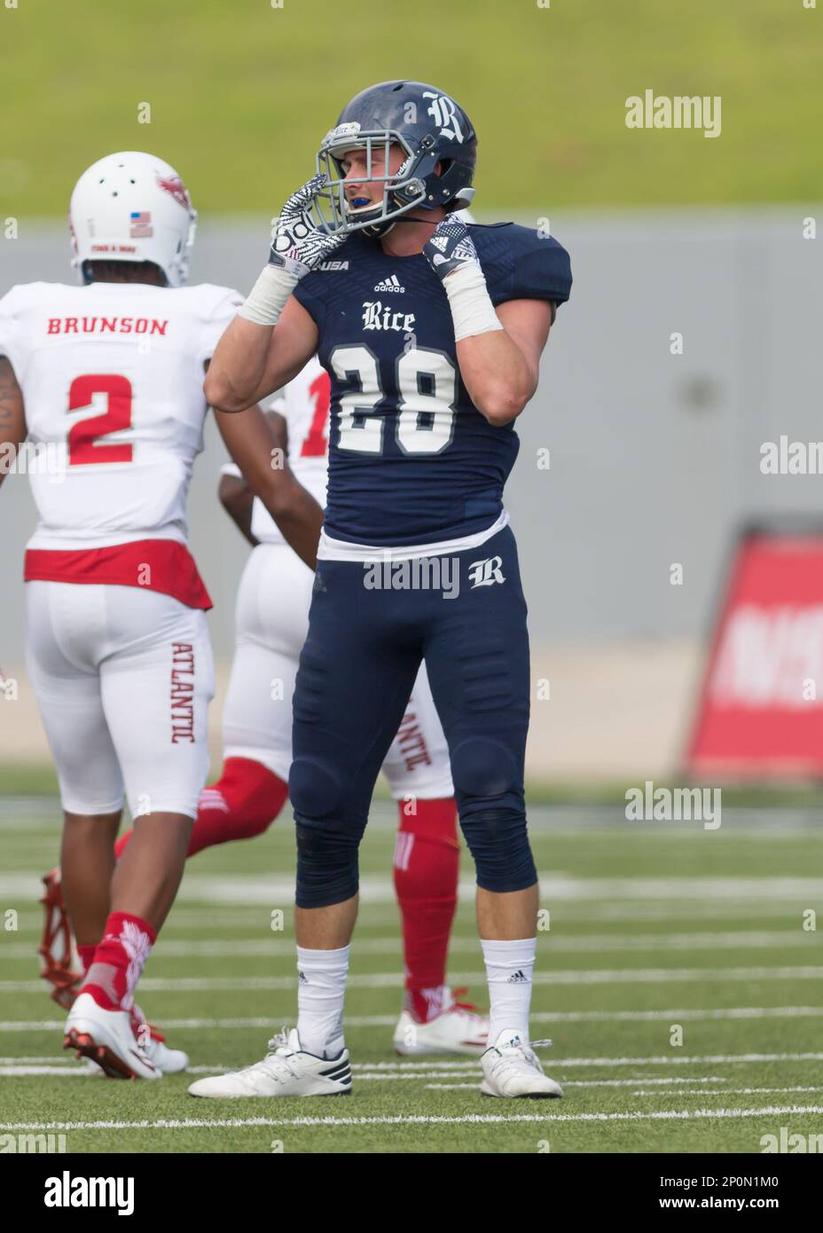 HOUSTON, TX - NOVEMBER 05: Rice Owls safety Cole Thomas (28) adjusts his helmet during the NCAA football game between the FAU Owls and Rice Owls on November 5, 2016 at Rice Stadium in Houston, TX. (Photo by Leslie Plaza Johnson/Icon Sportswire) (Icon Sportswire via AP Images) Stockfoto