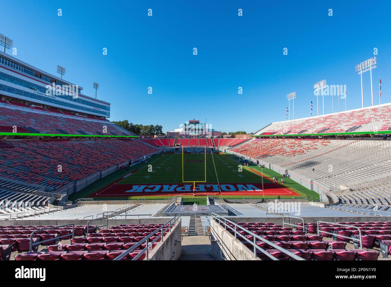 RALEIGH, NC - NOVEMBER 05: NC State Wolfpack empty stadium. Final score Florida State Seminoles 24 and NC State Wolfpack 20 on November 5, 2016, at Carter-Finley Stadium in Raleigh, NC. (Photo by Michael Berg/Icon Sportswire) (Icon Sportswire via AP Images) Stockfoto