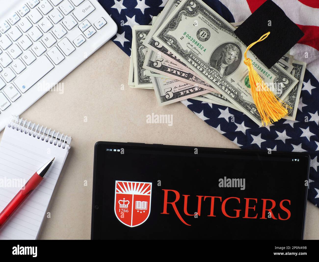 In dieser Fotoabbildung ist das Logo von Rutgers - The State University of New Jersey, New Brunswick, auf einem Tablet zu sehen. Stockfoto