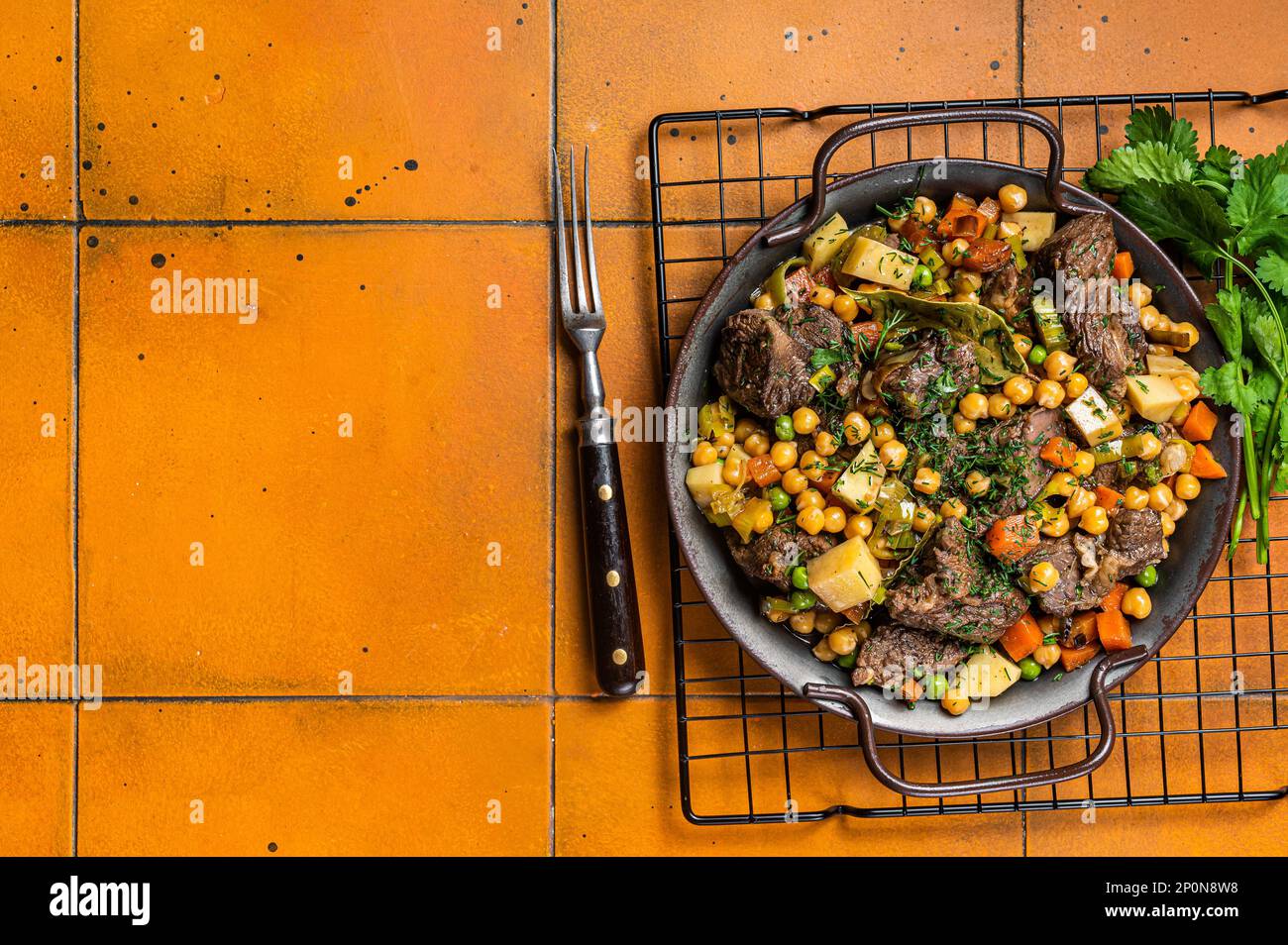 Spanischer Cocido Madrid Eintopf mit Kichererbsen, Fleisch, Karotten ...