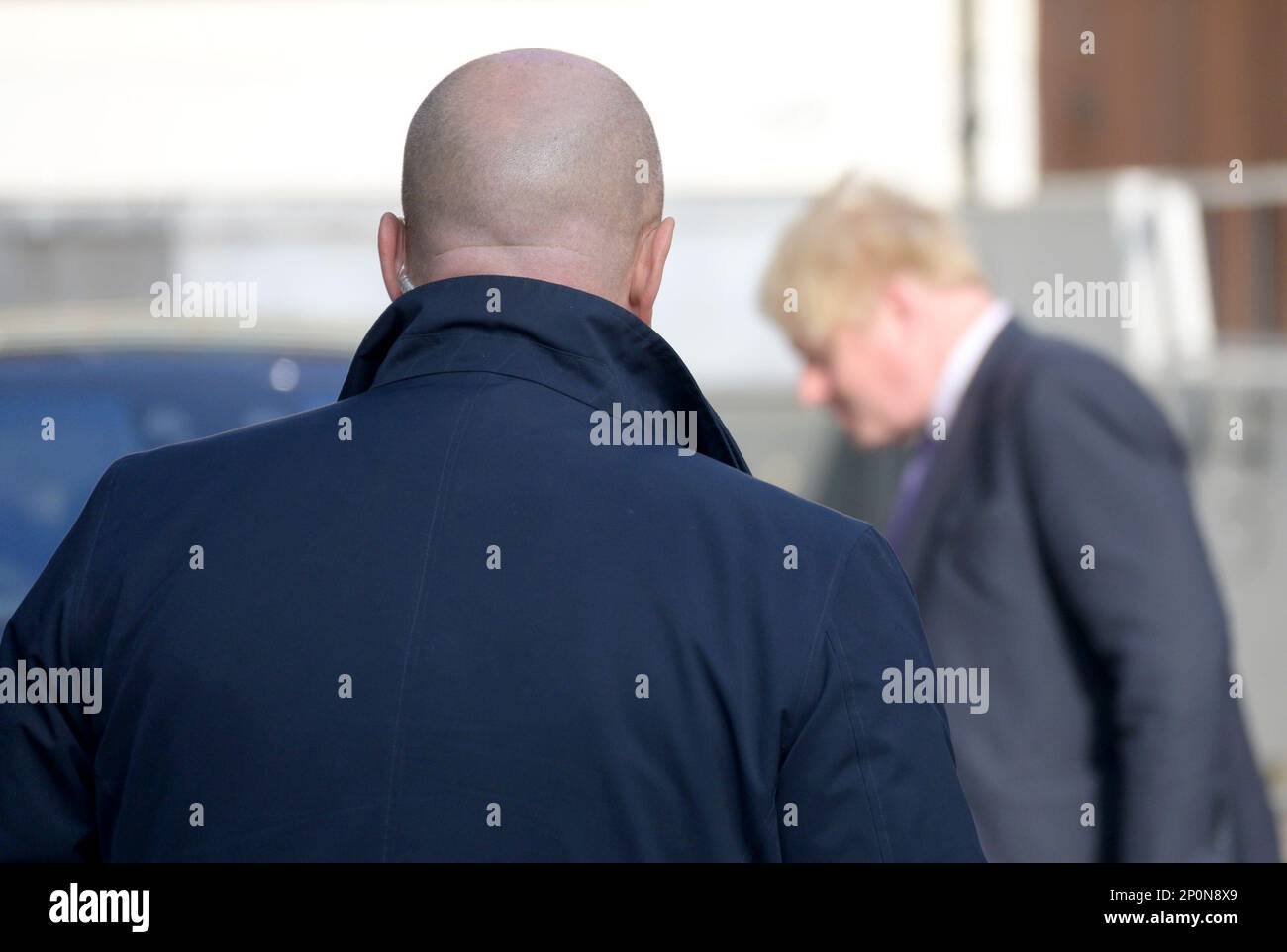 Ein Wachmann sieht zu, wie der ehemalige Premierminister Boris Johnson im Queen Elizabeth II Conference Centre in Westminster eintrifft, um einen Stockfoto