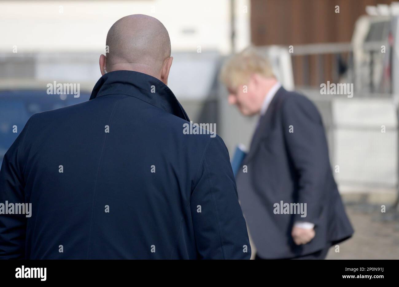 Ein Wachmann sieht zu, wie der ehemalige Premierminister Boris Johnson im Queen Elizabeth II Conference Centre in Westminster eintrifft, um einen Stockfoto