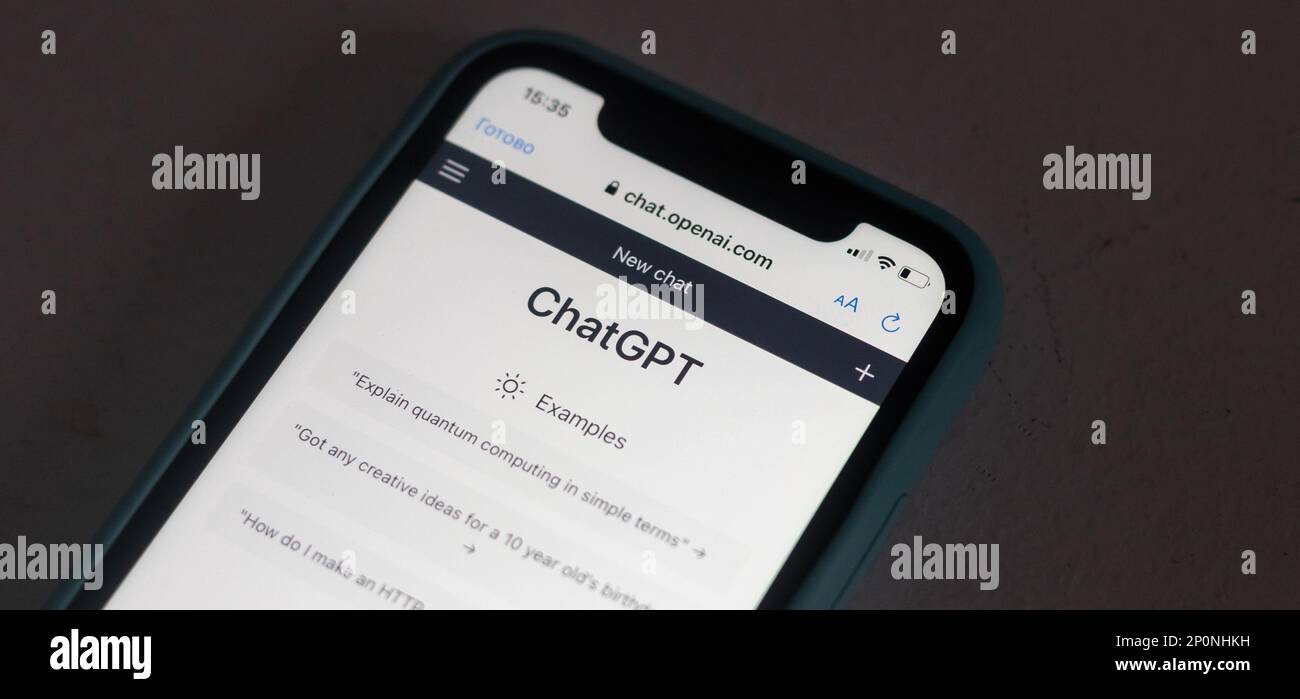 Kiew, Ukraine – 18. Februar 2023: Webseiten von ChatGPT, OpenAI-Chatbot und Google werden auf Smartphones angezeigt. Eine neue Welle von Chatbots wie ChatGPT Stockfoto