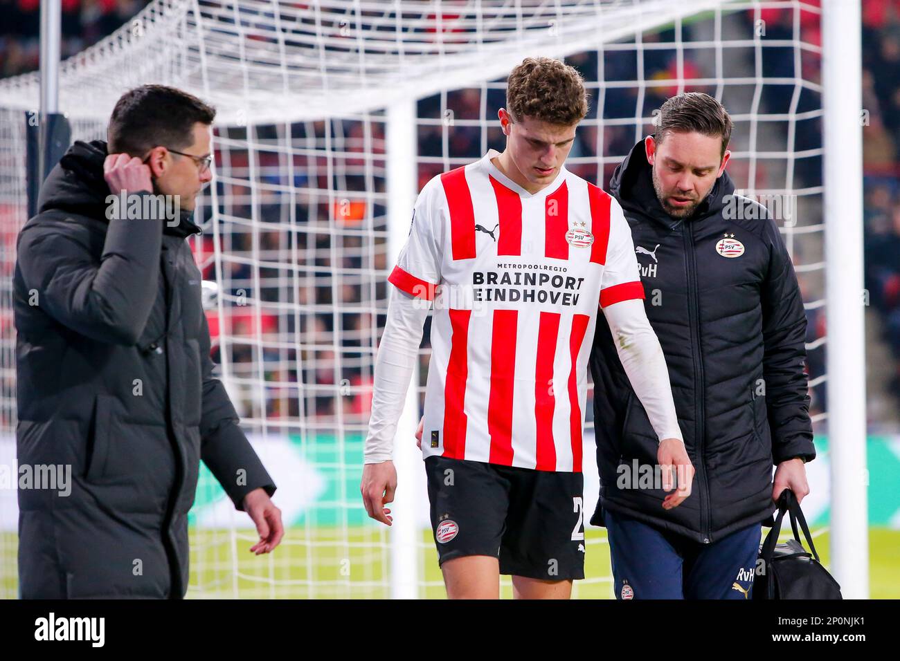 02-03-2023: Sport: PSV V V ADO (KNVB Cup) EINDHOVEN, NIEDERLANDE - MÄRZ 2: Guus Til (PSV) verlässt das Spielfeld mit einer Verletzung während des Spiels KNVB BE Stockfoto