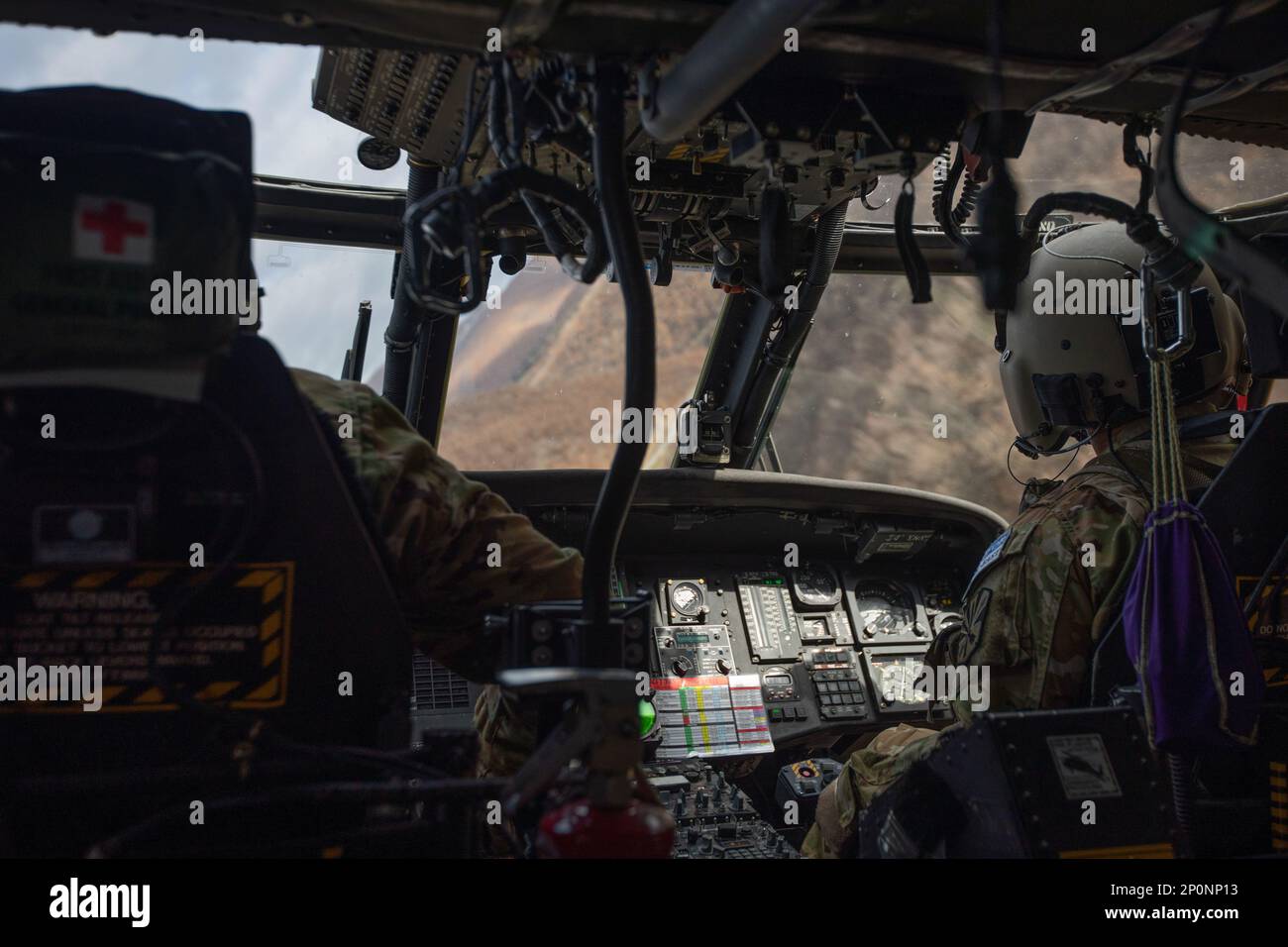 Piloten der Kosovo Force (KFOR) Regional Command-East (RC-E), 1. LT. Andrew Dilello und Chief Warrant Officer 3 Robert Anderson, mit der medizinischen Evakuierungseinheit der Charlie Company, 2. Bataillon, 149. Luftfahrtregiment, fliegen eine Trainingsstrecke in einem UH-60 Black Hawk Helikopter nahe Camp Bondsteel, Kosovo am 6. Januar 2023. Stockfoto