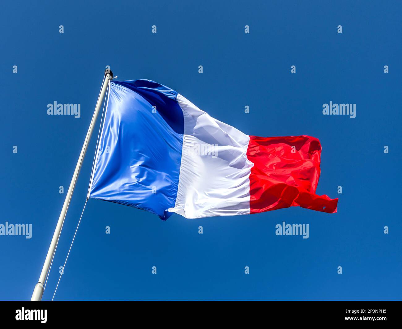 Französische „Tricolor“-Nationalflagge vor blauem Himmel - Tours, Indre-et-Loire, Frankreich. Stockfoto