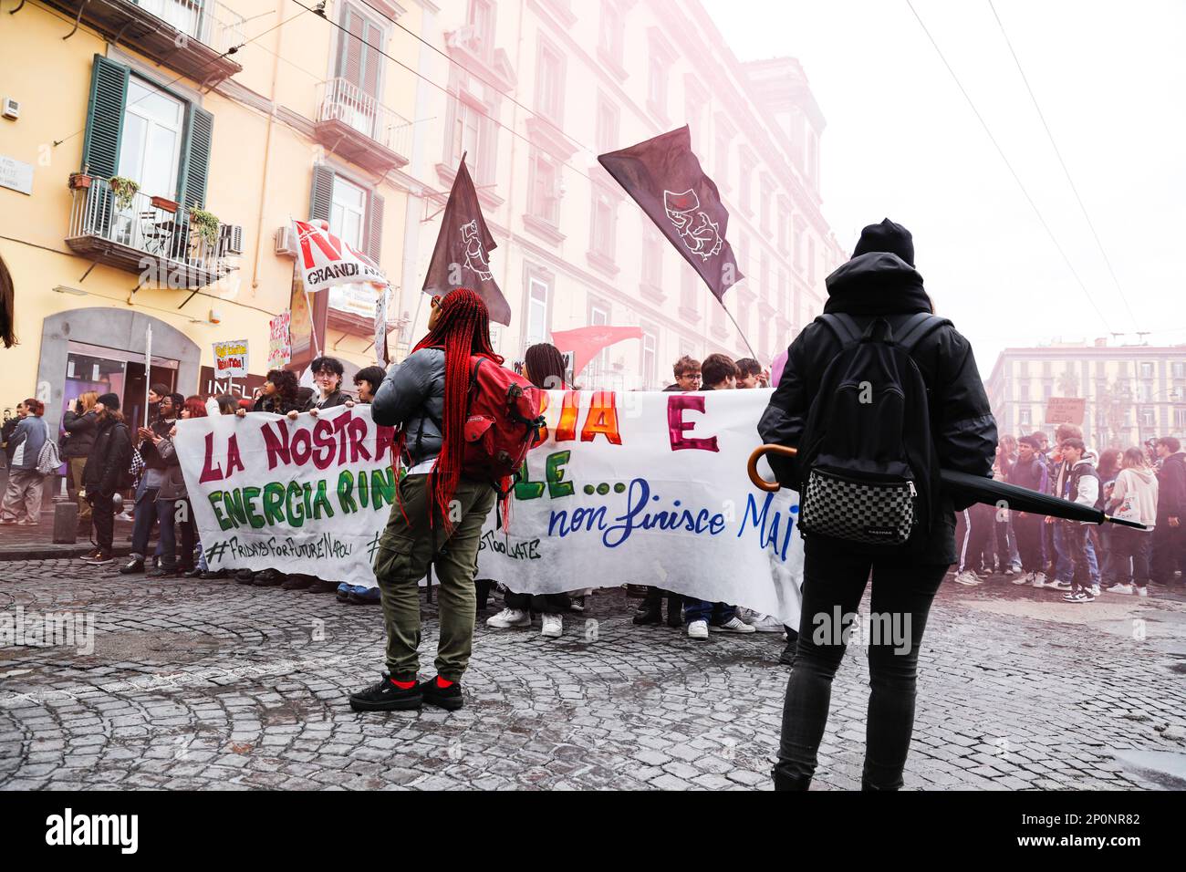 Neapel Italien - 3. März 2023, Freitags für den zukünftigen Streik in Neapel. Junge Menschen und Studenten gehen auf die Straße, um sich gegen den Klimawandel und die kapitalistische Gesellschaft zu manifestieren. Stockfoto