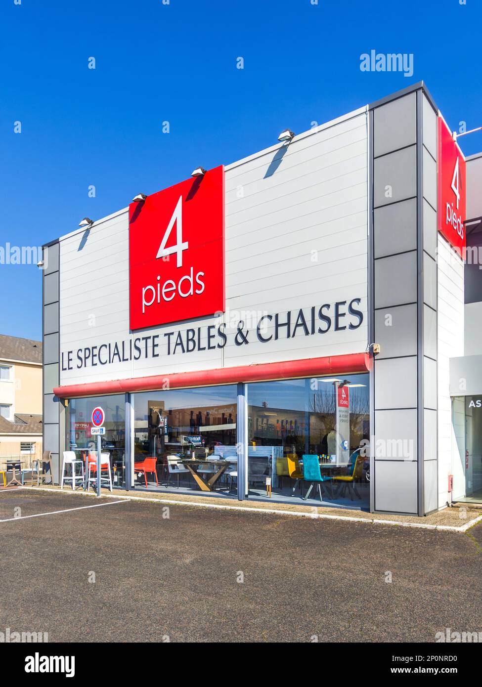 Möbelgeschäft „4 Pieds“ für Tische und Stühle in Chambray les Tours, Indre-et-Loire, Frankreich. Stockfoto