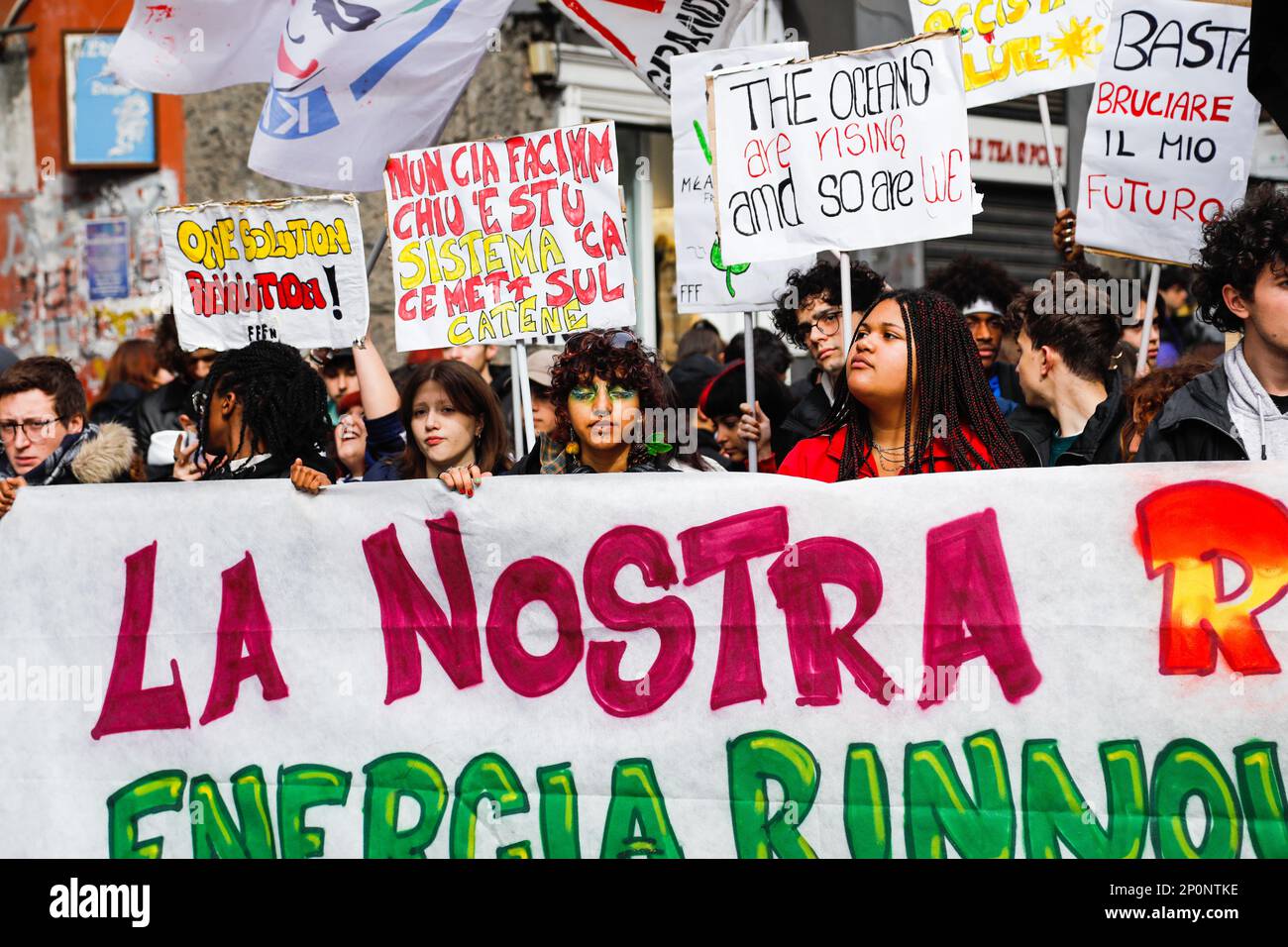 Neapel Italien - 3. März 2023, Freitags für den zukünftigen Streik in Neapel. Junge Menschen und Studenten gehen auf die Straße, um sich gegen den Klimawandel und die kapitalistische Gesellschaft zu manifestieren. Stockfoto