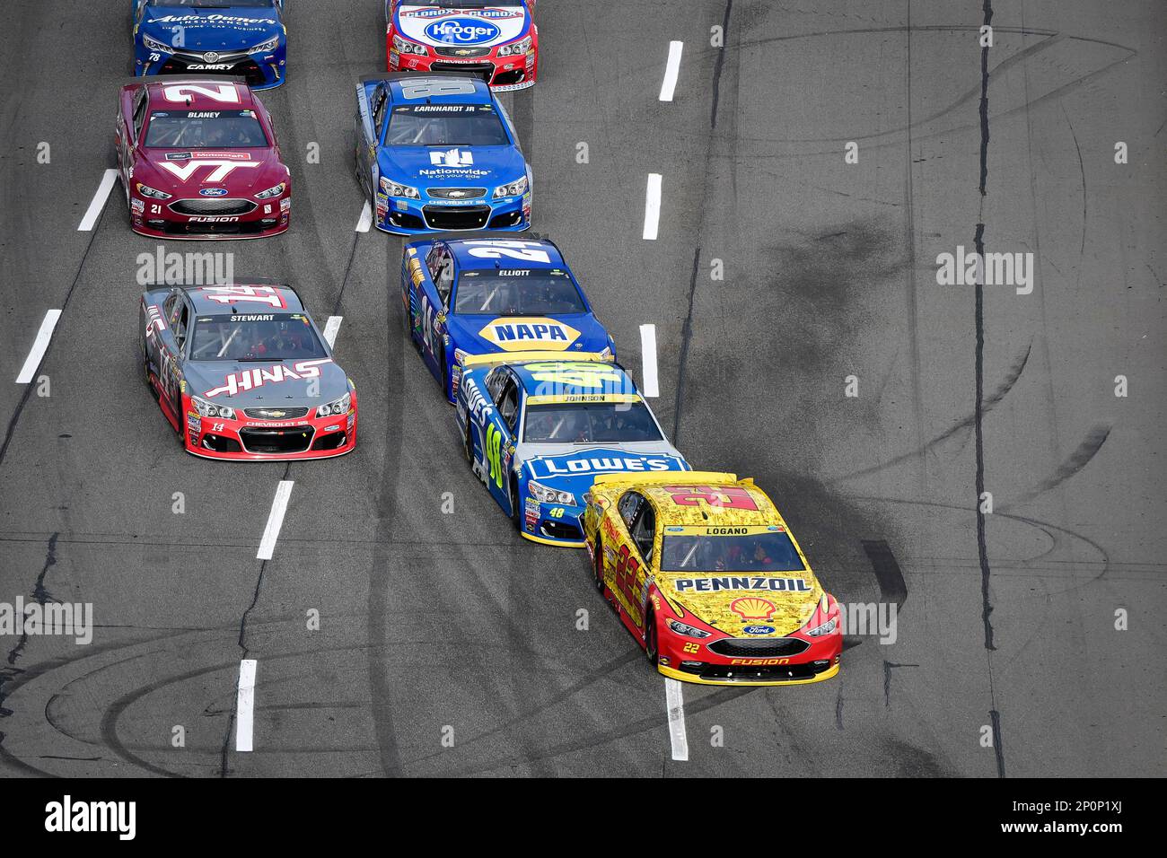 Joey Logano (22) leads Jimmie Johnson (48), Tony Stewart (14), and others into turn one during the NASCAR Sprint Cup Series Goody's Fast Relief 500 at Martinsville Speedway, Sunday, October 30, 2016, in Martinsville, Va. (AP Photo/NKP, Logan Whitton) MANDATORY CREDIT Stockfoto