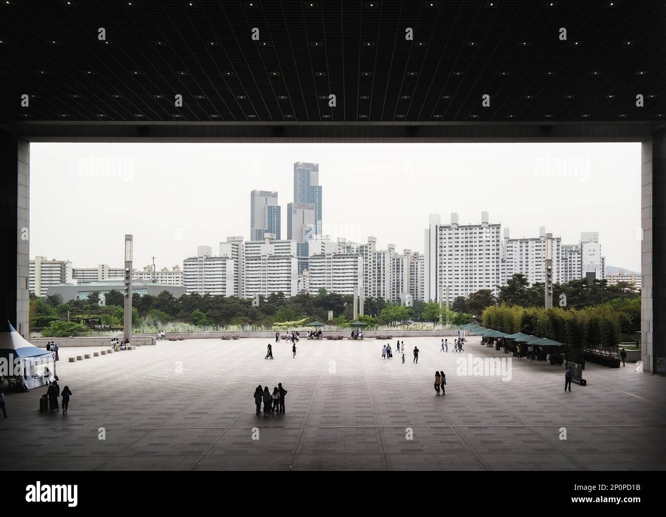 Seoul, Südkorea - Mai 2019: Öffentlicher Platz des Museumsgebäudes. National Museum of Korea mit überdachtem platz Stockfoto