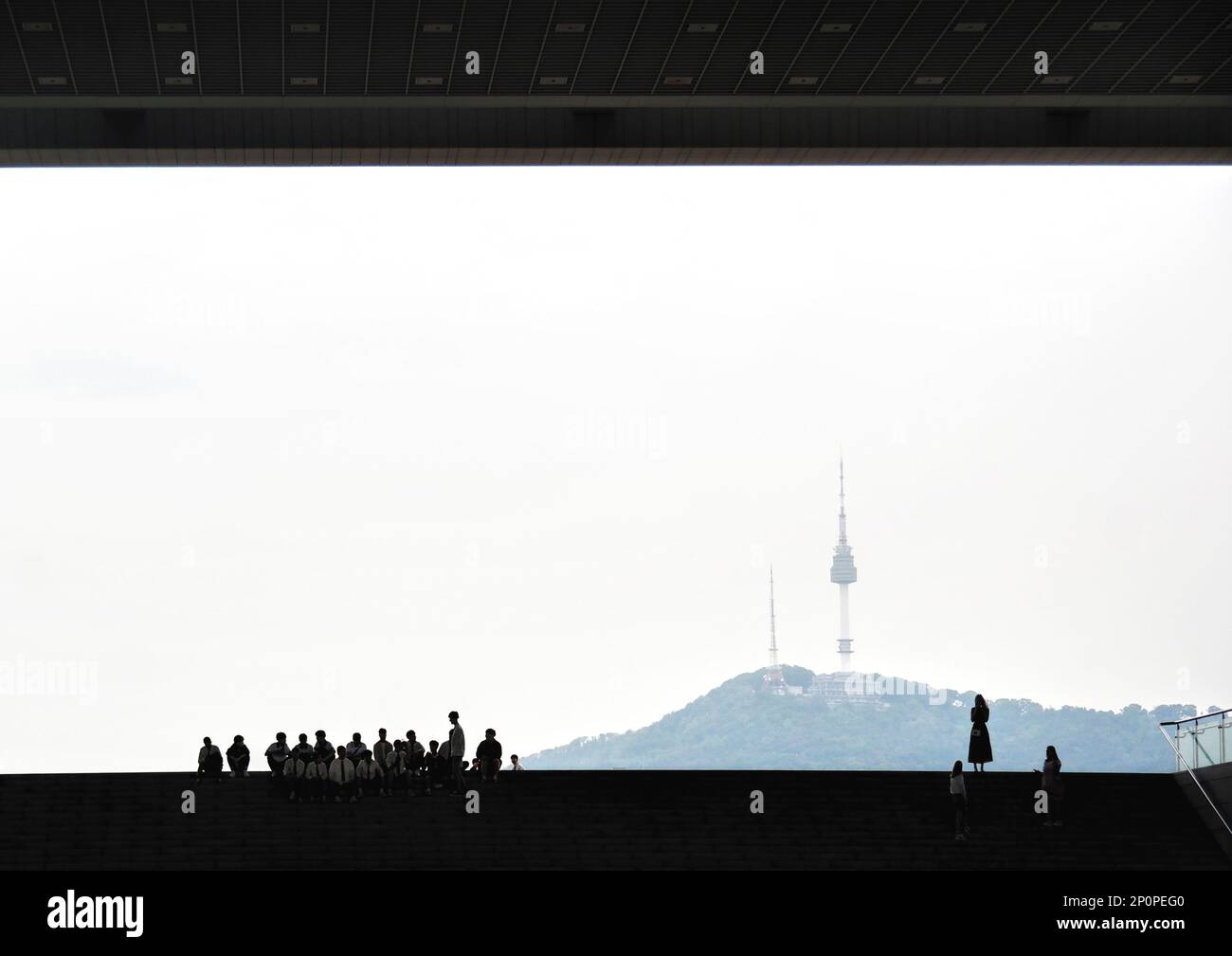 Seoul, Südkorea - 2019. Mai: Namsan Seoul N TV Tower Blick vom Nationalmuseum von Korea. Menschensilhouette oben auf der Eingangstreppe des Museums Stockfoto