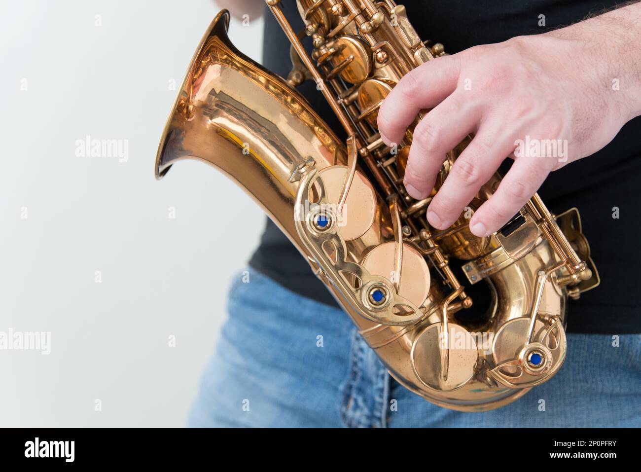Hand eines Mannes, der auf Saxophon spielt. Musiker spielt Saxophon Stockfoto