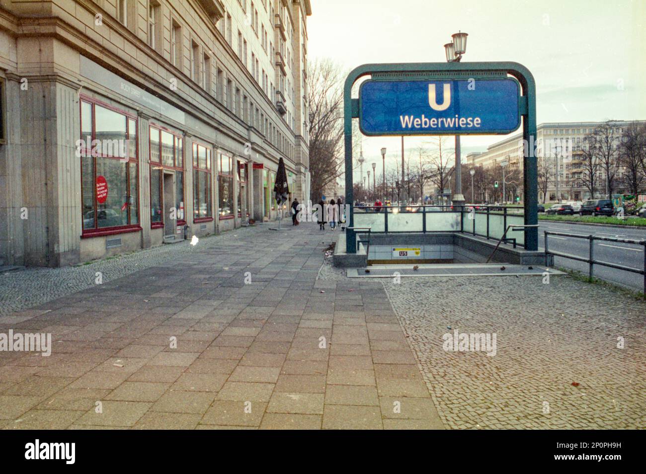 Berlin, Deutschland. Ausgang und Eingang der Weberwise U-Bahn-Station entlang der Linie U5. Stockfoto