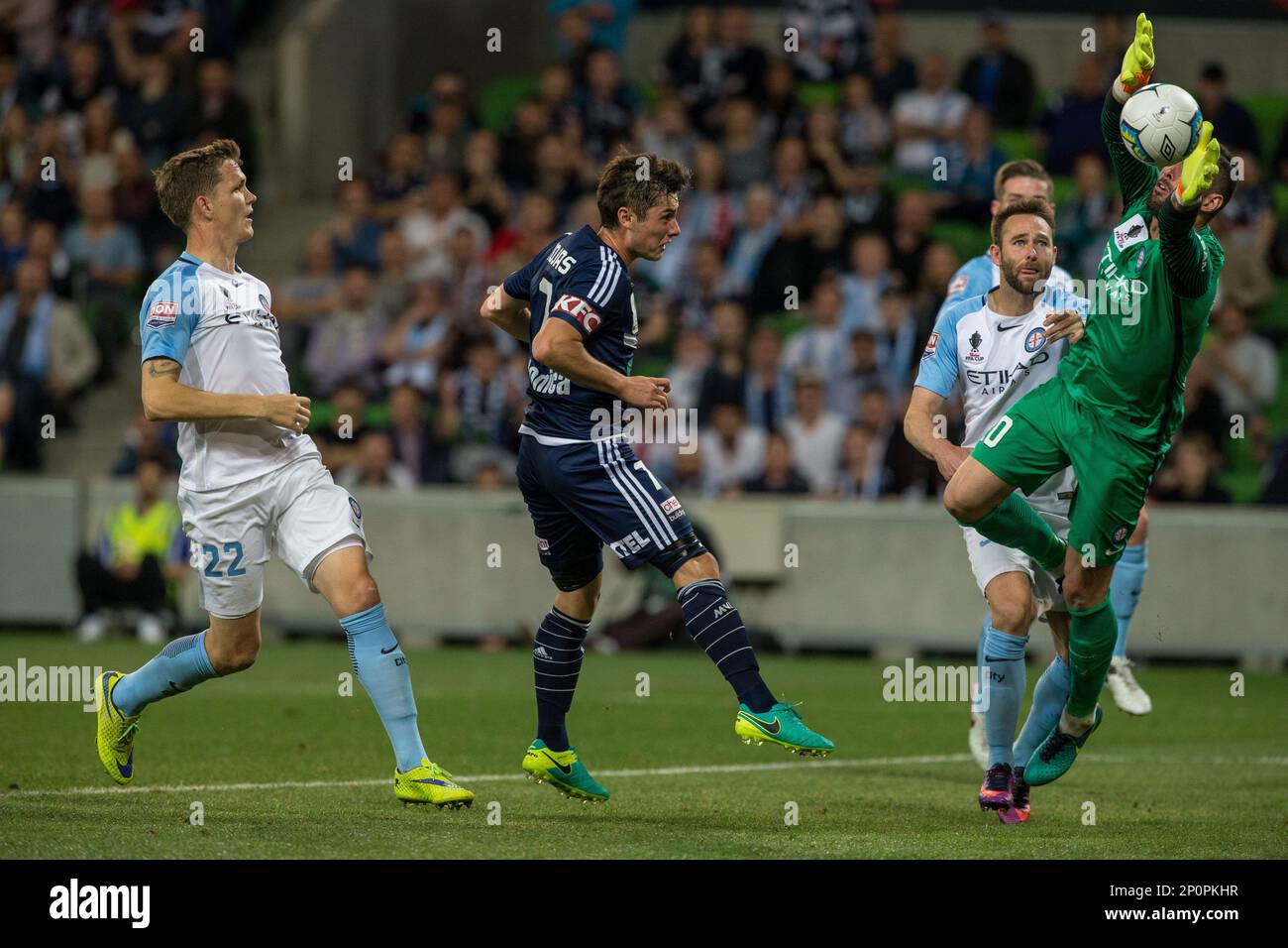 25 Oct 2016: Dean Bouzanis of Melbourne City attempts to stop Marco Rojas of Melbourne Victory's disallowed goal during the Semi-final of the 2016 FFA Cup between Melbourne City and Melbourne Victory at AAMI Park, VIC, AUS. (Photo by Jason Heidrich/Icon Sportswire) (Icon Sportswire via AP Images) Stockfoto