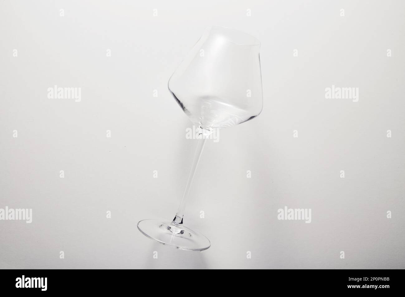 Entleeren Sie das transparente Glas auf einem dünnen Stiel für Wein. Stockfoto