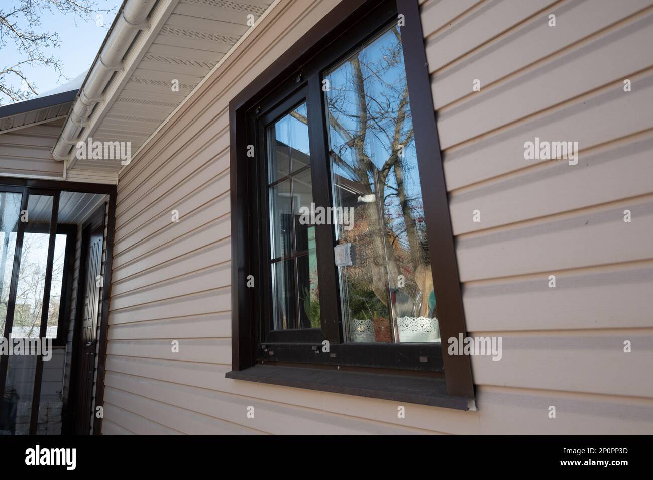 Fenster an der Wand dekorierte Vinylverkleidungen Stockfoto