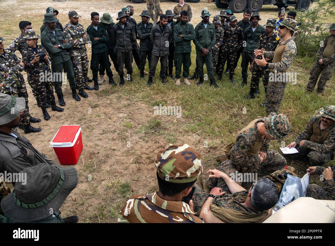 MULLIKULAM, Sri Lanka (23. Januar 2023) – USA Marinesoldaten mit Battalion Landing Team 2/4, 13. Marine Expeditionary Unit, demonstrieren eine Bluttransfusion im Feld während einer Walküre mit Sri-lankischen Marines und Seeleuten während der Kooperation Float Readiness and Training/Marine Exercise 2023, Januar 23. CARAT/MAREX Sri Lanka ist eine bilaterale Übung zwischen Sri Lanka und den Vereinigten Staaten, die darauf abzielt, die regionale Sicherheitszusammenarbeit zu fördern, humanitäre Hilfe und Katastrophenhilfe zu leisten und das Verständnis der Meere, Partnerschaften und Interoperabilität zu stärken. In seinem 28. Jahr, Th Stockfoto