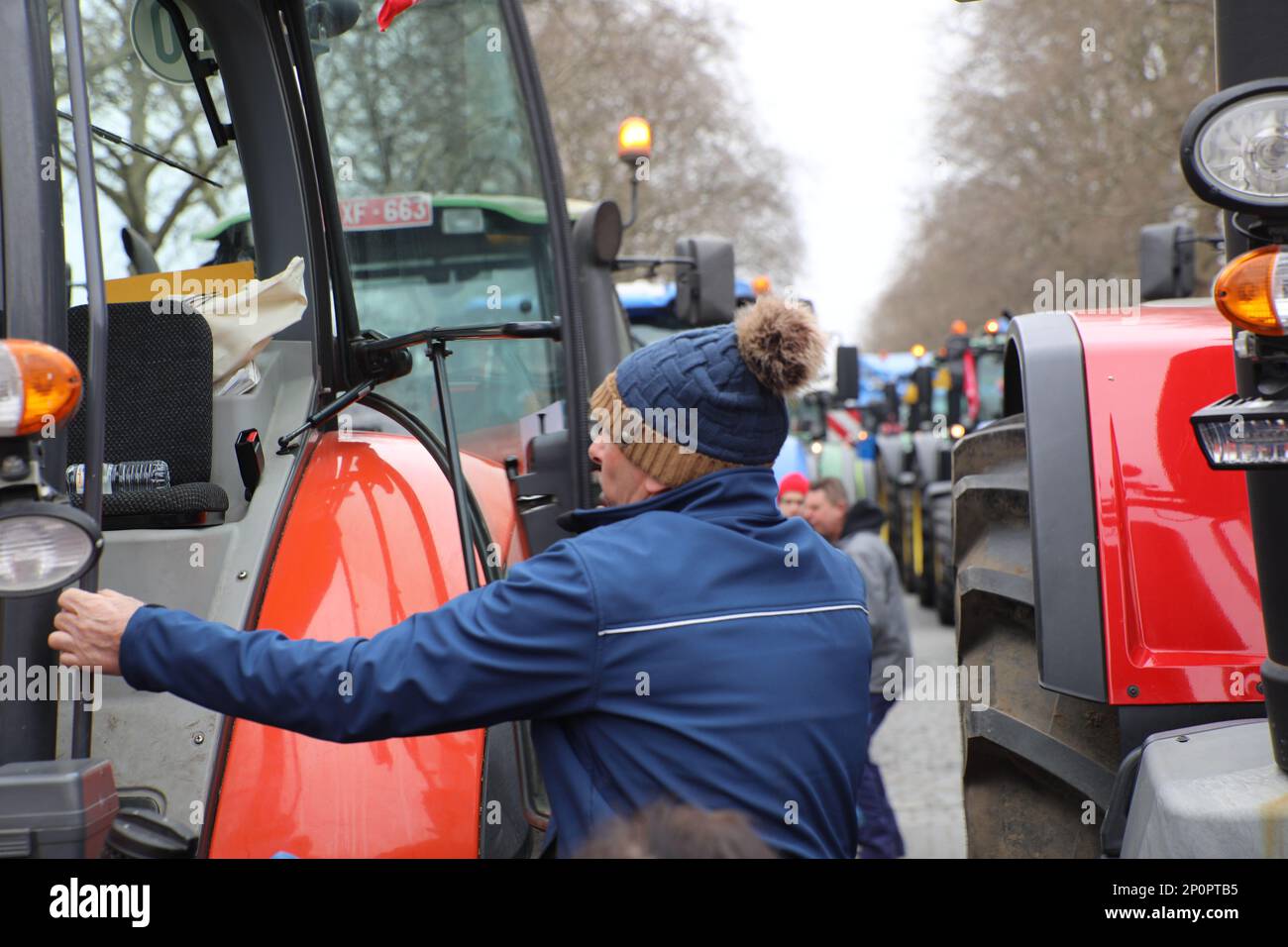 Brüssel, Den 03. März 2023 Am Freitag, den 03. März 2023, versammeln sich flämische Landwirte mit ihren Traktoren in Brüssel, um gegen die vorgeschlagenen neuen Vorschriften zur Senkung der Stickstoffemissionen zu protestieren. Die flämische Regierung diskutiert über Maßnahmen zur Verringerung der Emissionen der Industrie und des Agrarsektors. BELGA FOTO HATIM KAGHAT Stockfoto