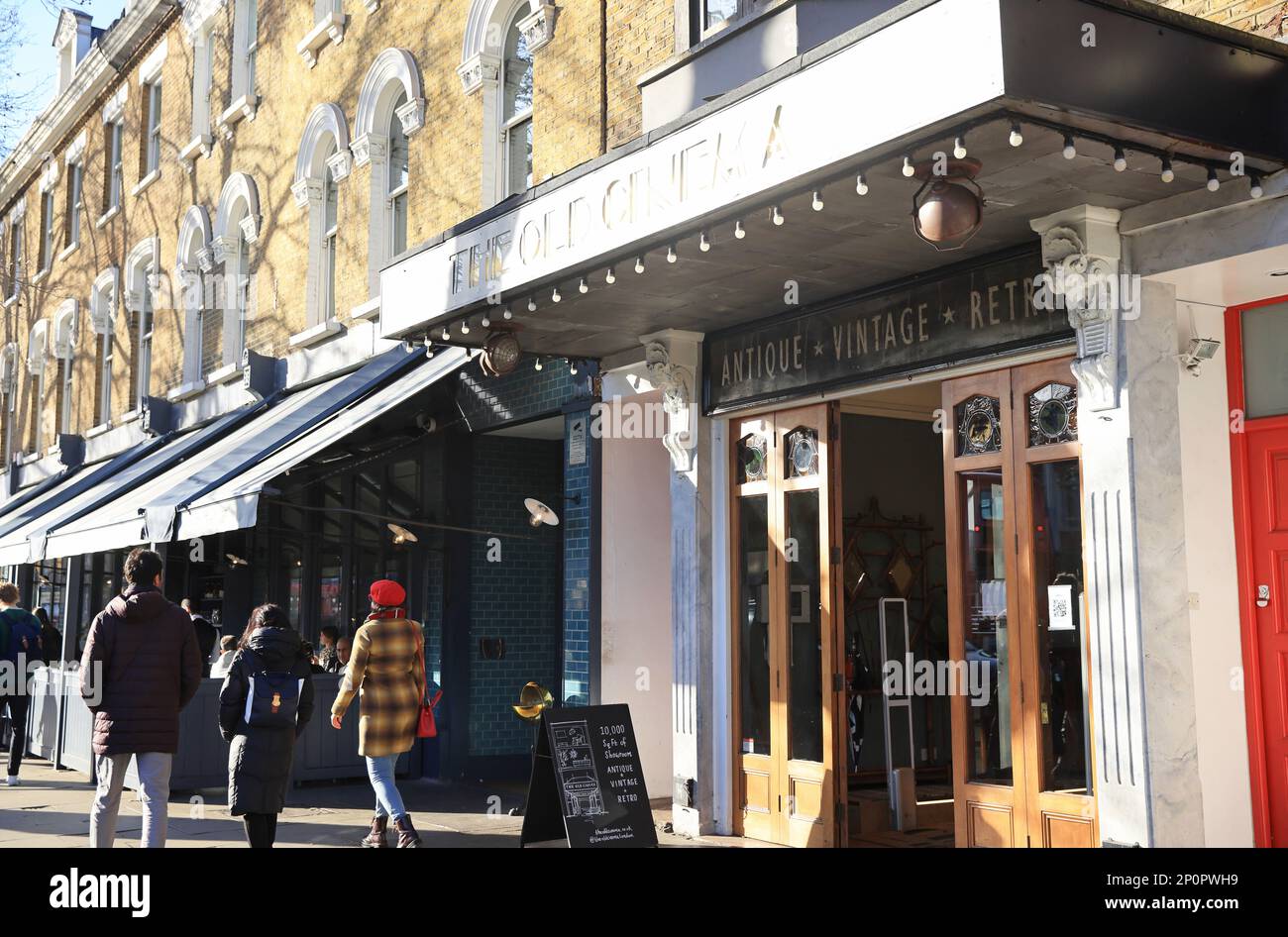 The Old Cinema, ein berühmter umgebauter Kinosaal mit antiken Möbeln, Haushaltswaren und Sammlerstücken aus dem 20. Jahrhundert an der High Road in Chiswick, London Stockfoto