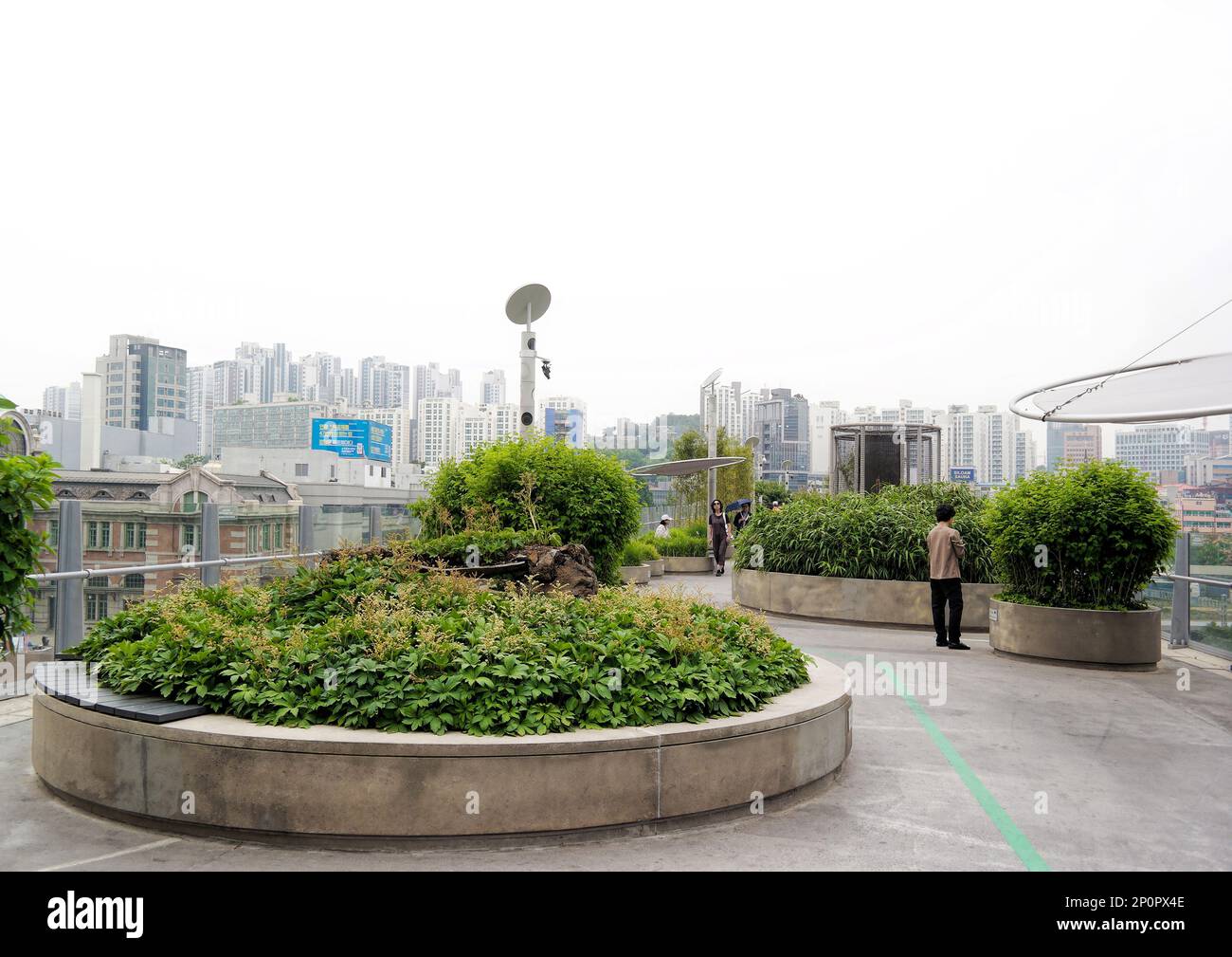 Seoul, Südkorea - Mai 2019: Seoullo 7017, Seoul Skygarden, Skypark. Seouls erhöhter linearer Park, erbaut auf einem früheren Überflug Stockfoto