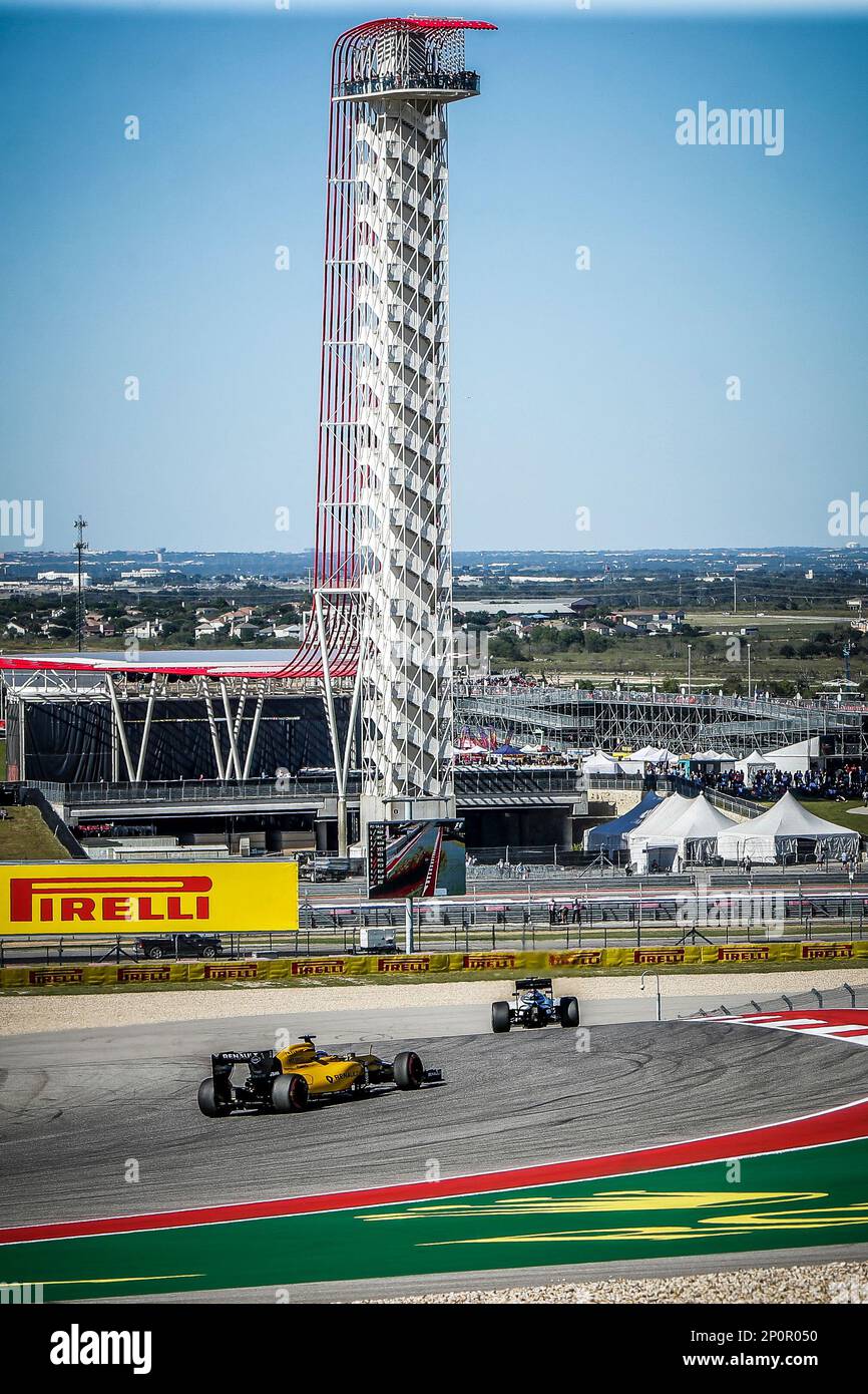 October 21, 2016: Cars race downhill towards turn 2 with COTA Observation Tower in background during afternoon practice for the Formula 1 United States Grand Prix at Circuit of the Americas in Austin, TX (Photo by John Crouch/Icon Sportswire.) (Icon Sportswire via AP Images) Stockfoto