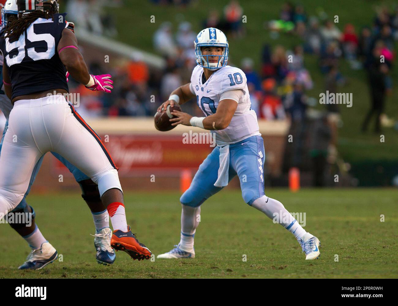 22 October 2016: UNC quarterback Mitch Trubisky (10) attempts a pass during an NCAA football game between the Virginia Cavaliers and the UNC Tar Heels at Scott Stadium in Charlottesville, VA. (Photo by Lee Coleman/Icon Sportswire) (Icon Sportswire via AP Images) Stockfoto