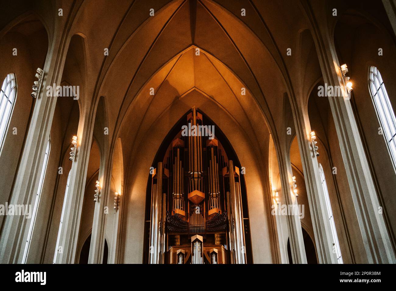 Große Orgel von Hallgrímskirkja, ein Meisterwerk in Islands ikonischer Kirche. Eine Hommage an Glauben, Musik und die atemberaubende Landschaft, die sie inspiriert hat Stockfoto