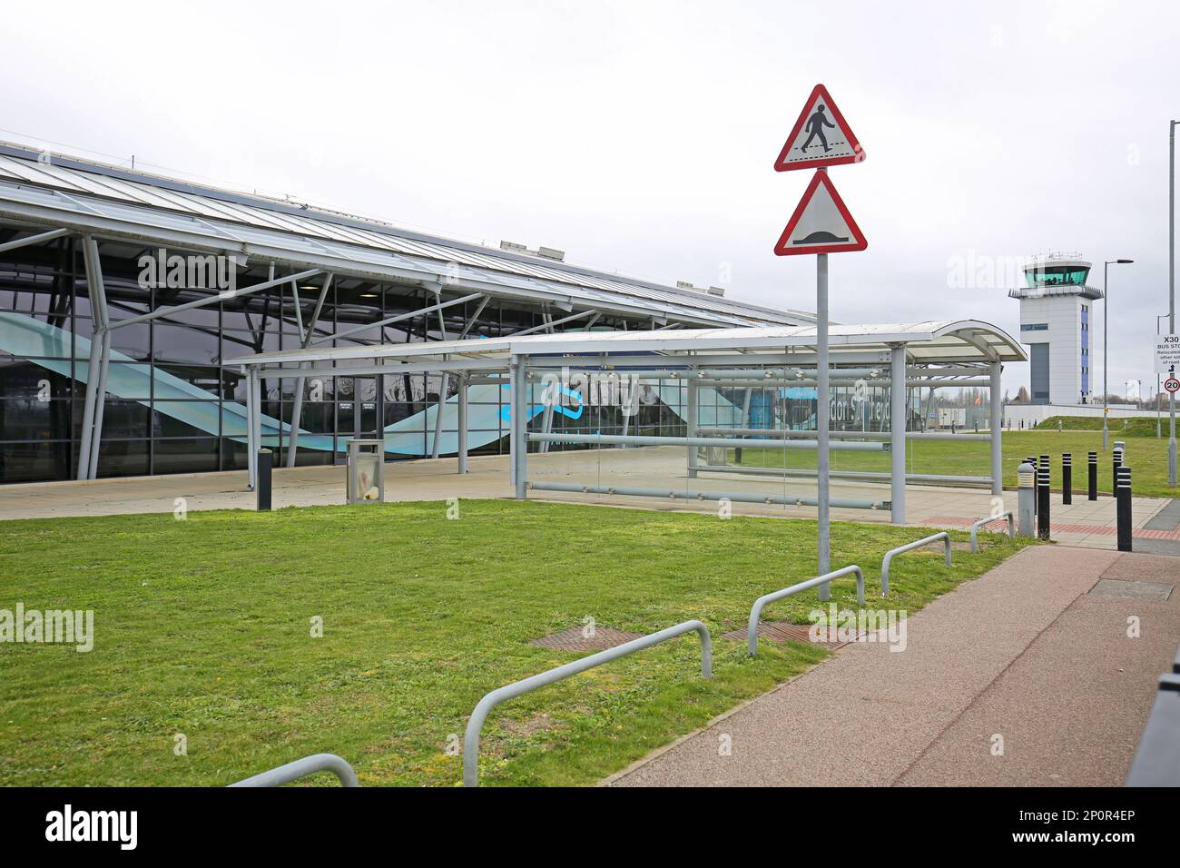 Außenansicht des Hauptterminalgebäudes am Flughafen London Southend, Essex, Großbritannien. Der Flughafen scheint verlassen zu sein. Stockfoto