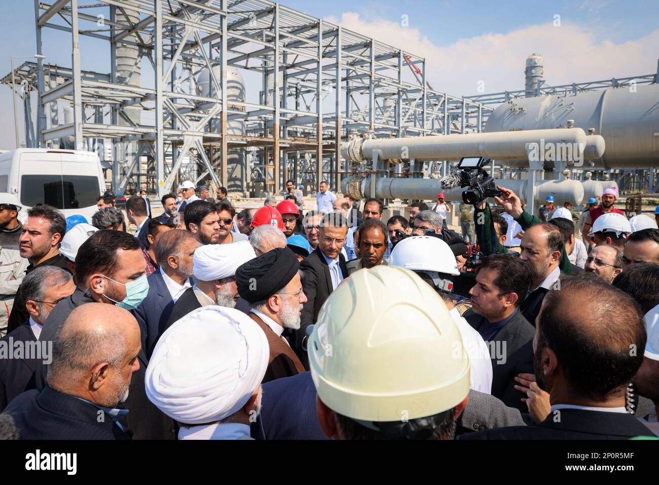 2. März 2023, Bushehr, Bushehr, Iran: Iranischer Präsident EBRAHIM RAISI besucht das iranische LNG-Projekt im südlichen Pars Gas-Kondensat-Feld im Iran in Bushehr, Iran. Raisi, der während der zweiten Runde der Provinzreisen der Volksverwaltung in die Provinz Bushehr gereist ist, besuchte den Prozess des iranischen LNG-Projekts, des iranischen Erdgasverflüssigungsprojekts, und wurde von den Projektleitern informiert. Das Projekt erstreckt sich auf eine Fläche von 200 Hektar mit einem physischen Fortschritt von 50 %, einschließlich zwei betrieblicher LNG-Produktionslinien mit einer jährlichen Gesamtkapazität von 10,8 Mio. Tonnen, was darüber hinaus der Fall ist Stockfoto